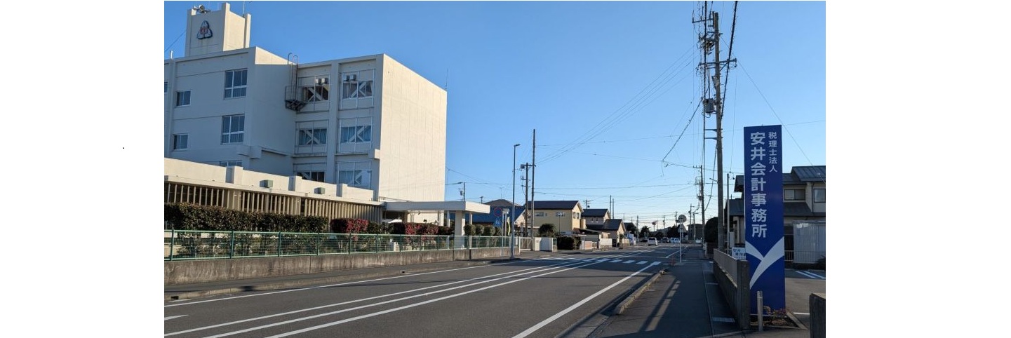 小川中学校の正門向かい側です